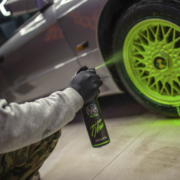 Un Mécanicien Automobile Utilise Un Spray Pour Nettoyer Les