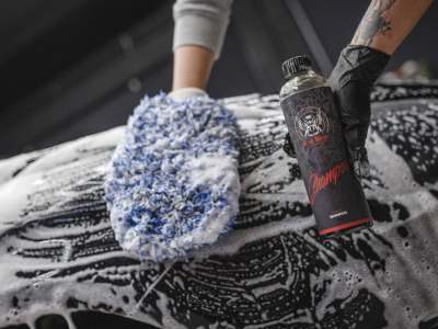 Lavage auto à la main : techniques et produits recommandés pour un résultat pro